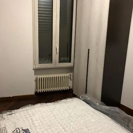 Stanza Milano-precotto Milão